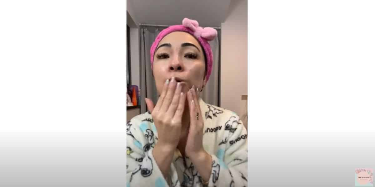 Aplique no rosto quando já estiver com as mãos quentes (Reprodução: Youtube) Aplique no rosto quando já estiver com as mãos quentes (Reprodução: Youtube)