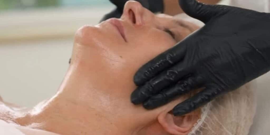 Passe os óleos massageando (fazendo drenagem) o rosto (Reprodução: Internet)