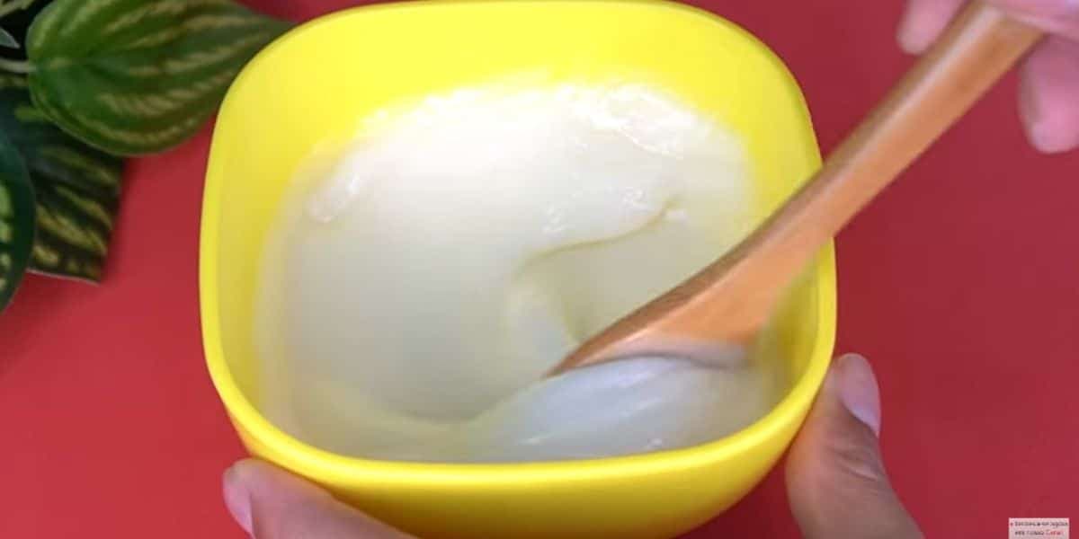 A mistura fica desse jeito, pronta para aplicar no cabelo (Reprodução: Youtube) A mistura fica desse jeito, pronta para aplicar no cabelo (Reprodução: Youtube)
