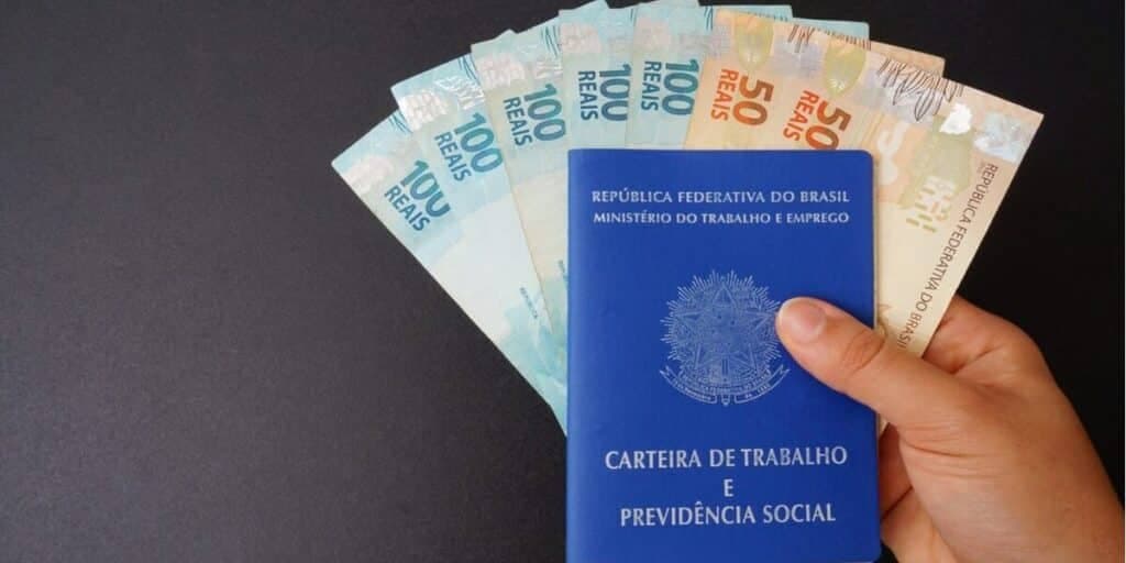 Decreto está na mesa: Salário mínimo de R$1844 chega em 2024 para salvar lista de CLTs no Brasil