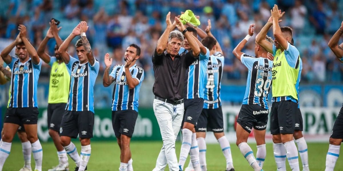 Time do Grêmio agradecendo a torcida - Foto: Divulgação: Getty Images Time do Grêmio agradecendo a torcida - Foto: Divulgação: Getty Images