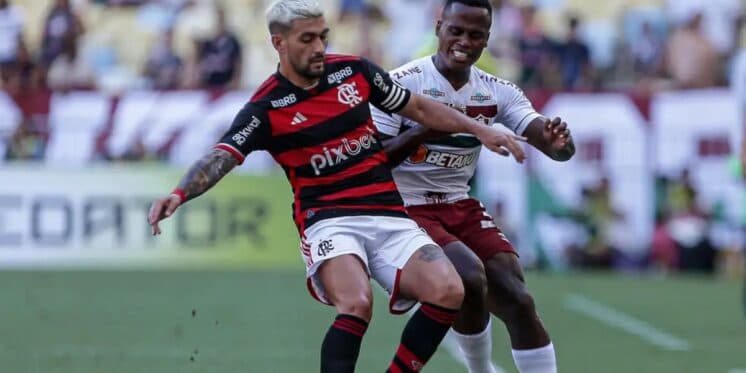 Arrascaeta e Arias disputando uma bola no FLA-FLU - Foto | Reprodução: Internet