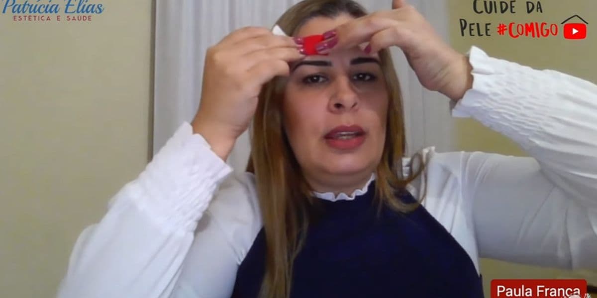 A Dra. Paula França explica como colocar a fita adesiva na testa (Reprodução: Youtube) A Dra. Paula França explica como colocar a fita adesiva na testa (Reprodução: Youtube)