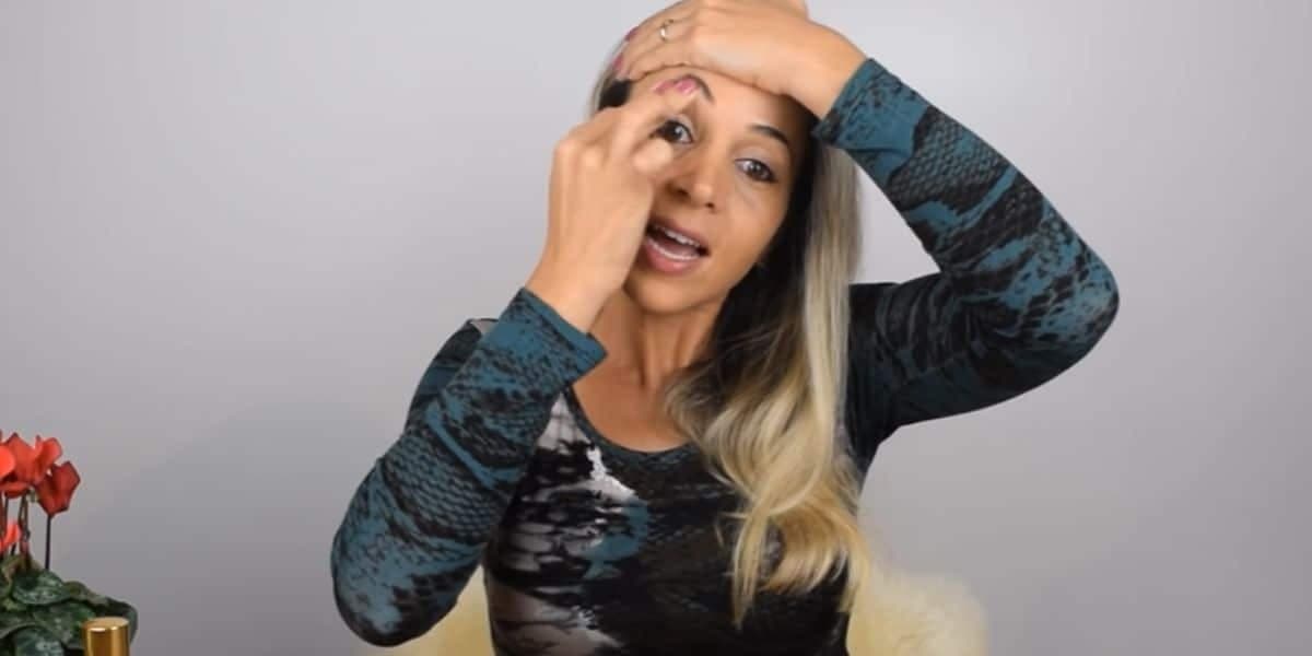 Por fim, faça essa manobra nas 2 sobrancelhas (Reprodução: Youtube) Por fim, faça essa manobra nas 2 sobrancelhas (Reprodução: Youtube)