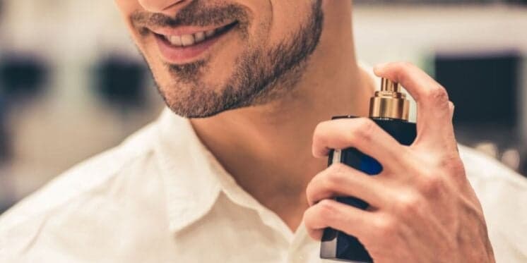 Irresistíveis e grudam na alma das mulheres: 5 perfumes masculinos sensuais e que duram 24 horas