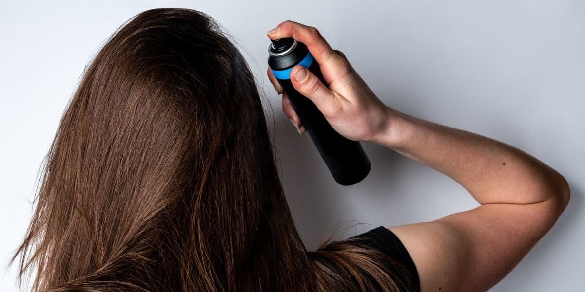 O shampoo a seco pode aumentar a chance de ter a doença (Reprodução: Internet) O shampoo a seco pode aumentar a chance de ter a doença (Reprodução: Internet)