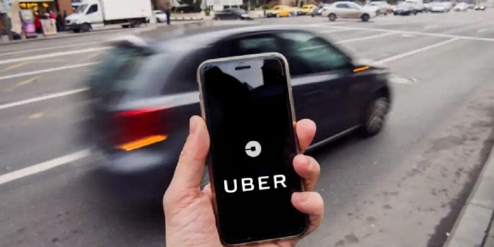 Cliente esperando seu carro da Uber (Foto: Reprodução/ Internet) Cliente esperando seu carro da Uber (Foto: Reprodução/ Internet)