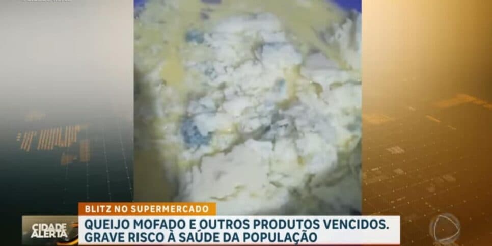 Denúncia do queijo extremamente mofado (Reprodução: Record) Denúncia do queijo extremamente mofado (Reprodução: Record)