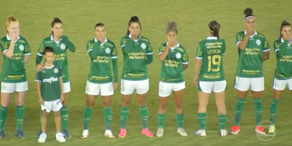 Jogadoras protestaram na rodada do Brasileirão (Reprodução: Globo) Jogadoras protestaram na rodada do Brasileirão (Reprodução: Globo)