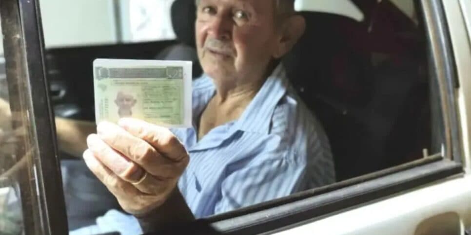 Uma nova lei altera o CTB trazendo uma nova data de validade para a CNH dos idosos 60+ (Foto: Reprodução/ Internet) Uma nova lei altera o CTB trazendo uma nova data de validade para a CNH dos idosos 60+ (Foto: Reprodução/ Internet)