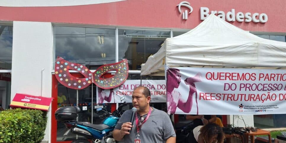 Márcio Rodrigues em meio ao protesto contra o fechamento das agências (Reprodução: Sindicato dos Bancários) Márcio Rodrigues em meio ao protesto contra o fechamento das agências (Reprodução: Sindicato dos Bancários)