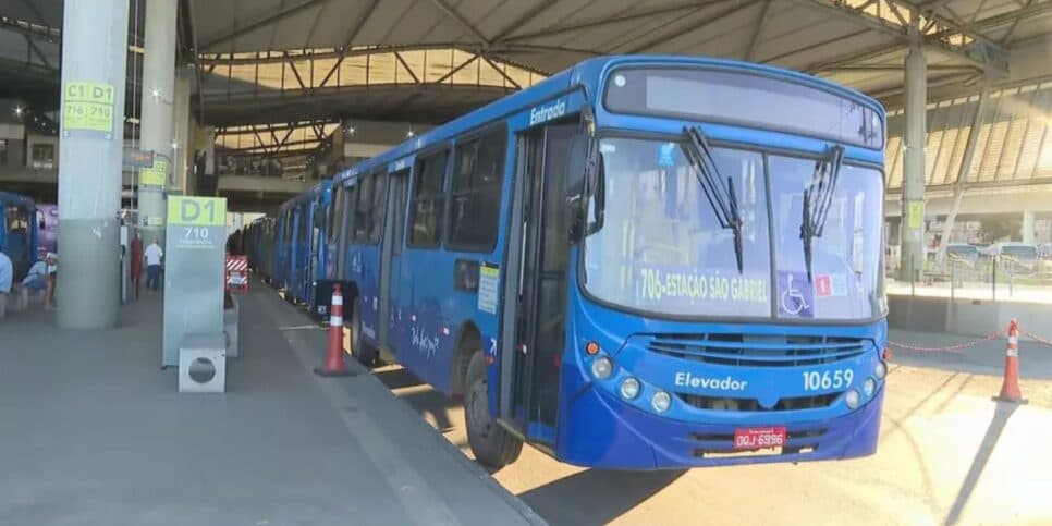 Ônibus de BH sofre reviravolta - Foto: Internet Ônibus de BH sofre reviravolta - Foto: Internet