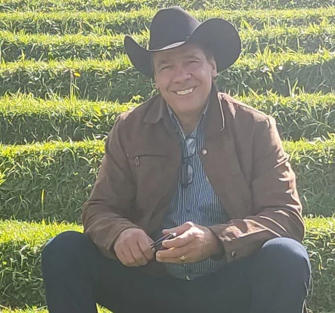 O cowboy, Rodrigo Leonel, campeão do BBB2 em foto recente publicada em suas redes sociais (Foto: Reprodução / Instagram)
O cowboy, Rodrigo Leonel, campeão do BBB2 em foto recente publicada em suas redes sociais (Foto: Reprodução / Instagram)