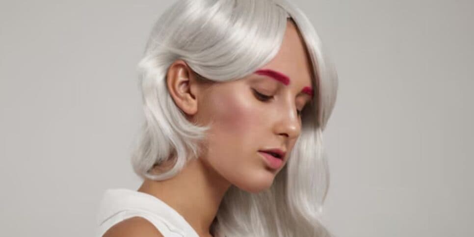 Mulher com cabelo branco (Foto: Reprodução / Freepik) Mulher com cabelo branco (Foto: Reprodução / Freepik)