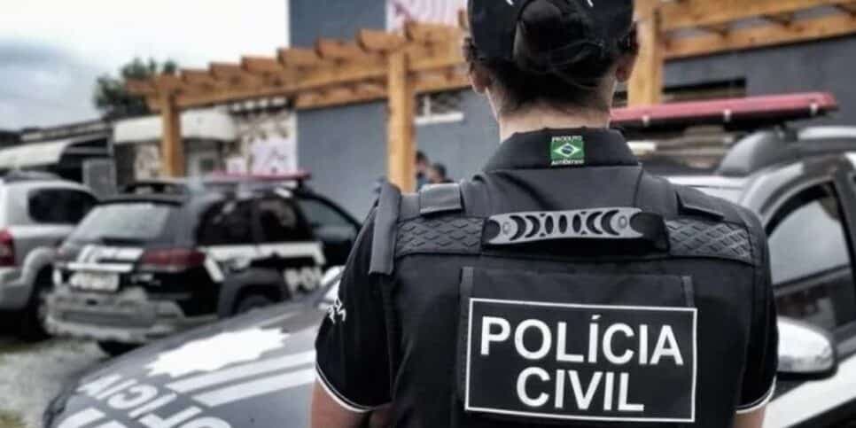 Polícia civil E anvisa prendeu homem acusado por fazer parte de um esquema de venda de cachorro (Foto Reprodução/Agência GBC) Polícia civil E anvisa prendeu homem acusado por fazer parte de um esquema de venda de cachorro (Foto Reprodução/Agência GBC)