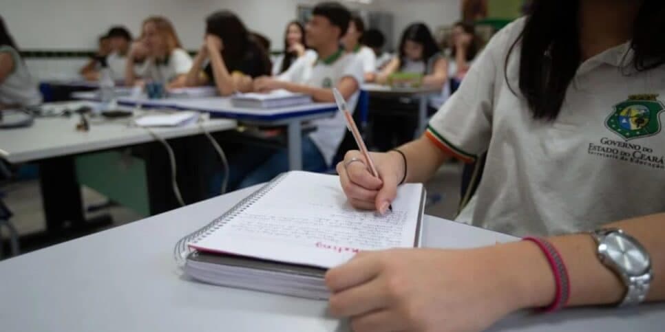 Alunos do ensino médio serão beneficiados com o programa Pé de Meia - (Foto: Reprodução / Internet) Alunos do ensino médio serão beneficiados com o programa Pé de Meia - (Foto: Reprodução / Internet)