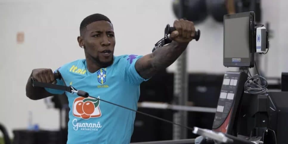 Emerson Royal já vestiu por mais de uma vez a camisa da seleção brasileira (Reprodução: Lucas Figueiredo/CBF) Emerson Royal já vestiu por mais de uma vez a camisa da seleção brasileira (Reprodução: Lucas Figueiredo/CBF)