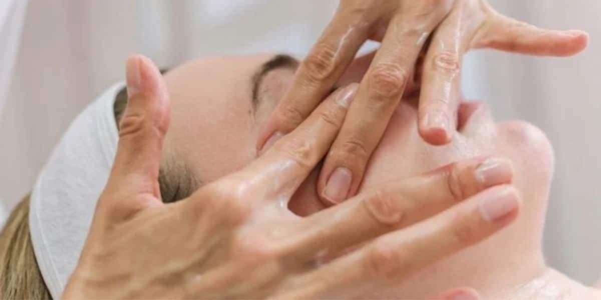 A massagem ou drenagem facial ajuda a deixar a pele com aspecto mais jovem (Reprodução: Internet) A massagem ou drenagem facial ajuda a deixar a pele com aspecto mais jovem (Reprodução: Internet)