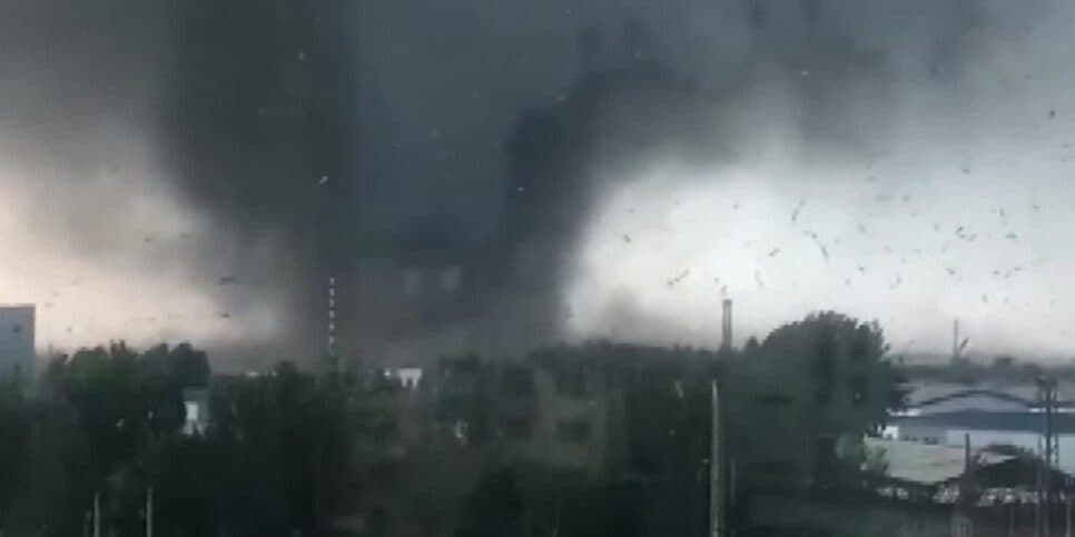 O tornado atingiu o sul da China (Reprodução: Internet) O tornado atingiu o sul da China (Reprodução: Internet)
