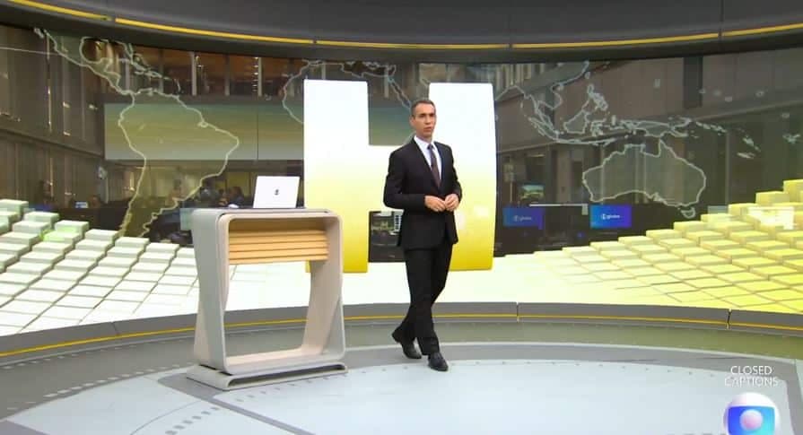 César Tralli na bancada do Jornal Hoje, da Globo (Foto Reprodução/Globoplay) César Tralli na bancada do Jornal Hoje, da Globo (Foto Reprodução/Globoplay)