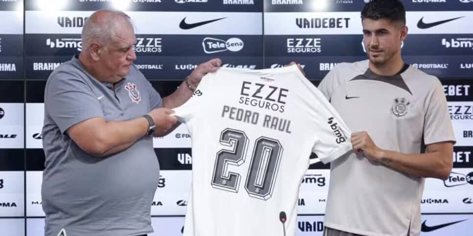 Pedro Raul é apresentado como reforço do Corinthians — Foto: Rodrigo Coca/Ag.Corinthians Pedro Raul é apresentado como reforço do Corinthians — Foto: Rodrigo Coca/Ag.Corinthians