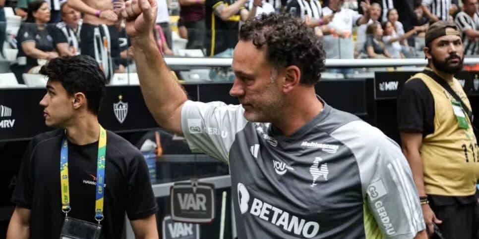 Deyverson e craque de R$28M FORA: Milito crava debandada de 2 estrelas no Atlético-MG