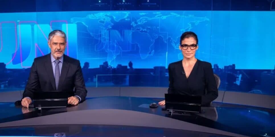 William Bonner e Renata Vasconcellos na bancada do Jornal Nacional (Foto: Reprodução/ TV Globo) William Bonner e Renata Vasconcellos na bancada do Jornal Nacional (Foto: Reprodução/ TV Globo)