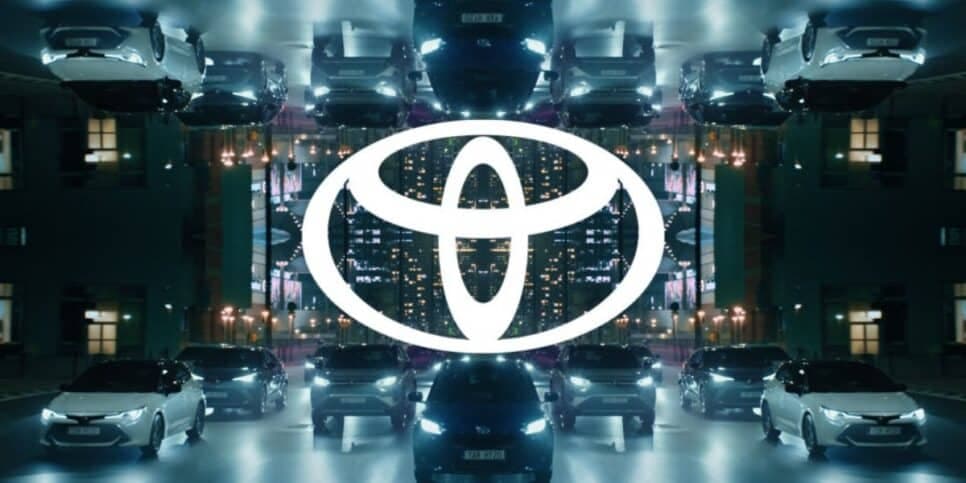 Pra aniquilar de vez Onix e o Polo: Toyota faz lançamento de carro de 27 mil que faz 30km/L pra salvar o bolso