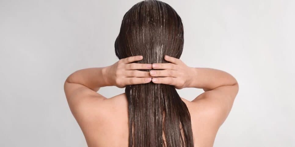 Mulher hidratando o cabelo (Foto: Reprodução / Canva) Mulher hidratando o cabelo (Foto: Reprodução / Canva)