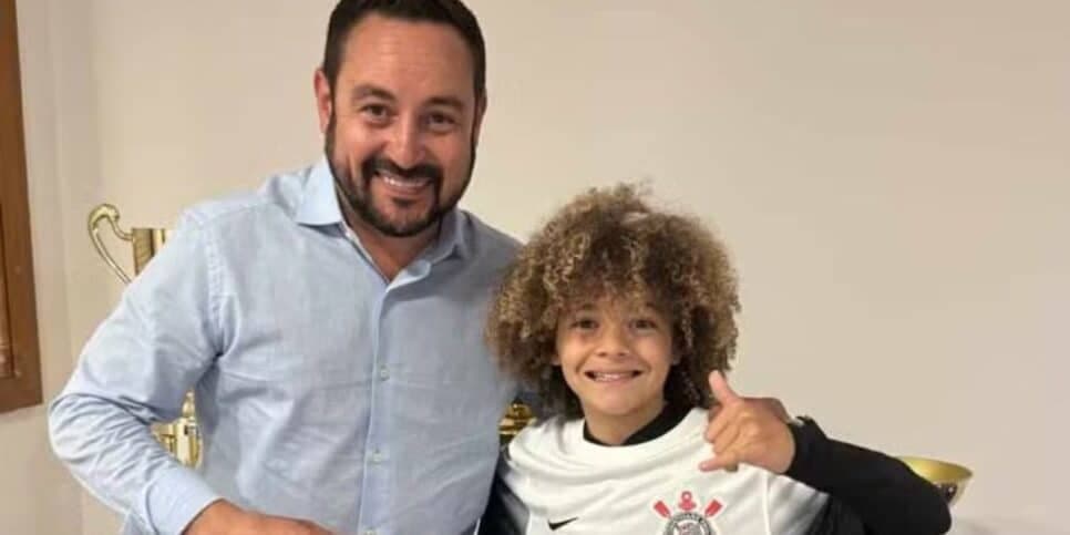 Lucas Flora com o diretor da base do Corinthians (Reprodução: Corinthians/Divulgação) Lucas Flora com o diretor da base do Corinthians (Reprodução: Corinthians/Divulgação)