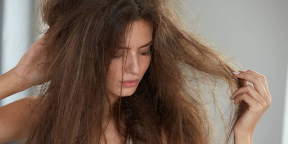 Mulher com cabelo seco (Foto: Reprodução / Canva) Mulher com cabelo seco (Foto: Reprodução / Canva)