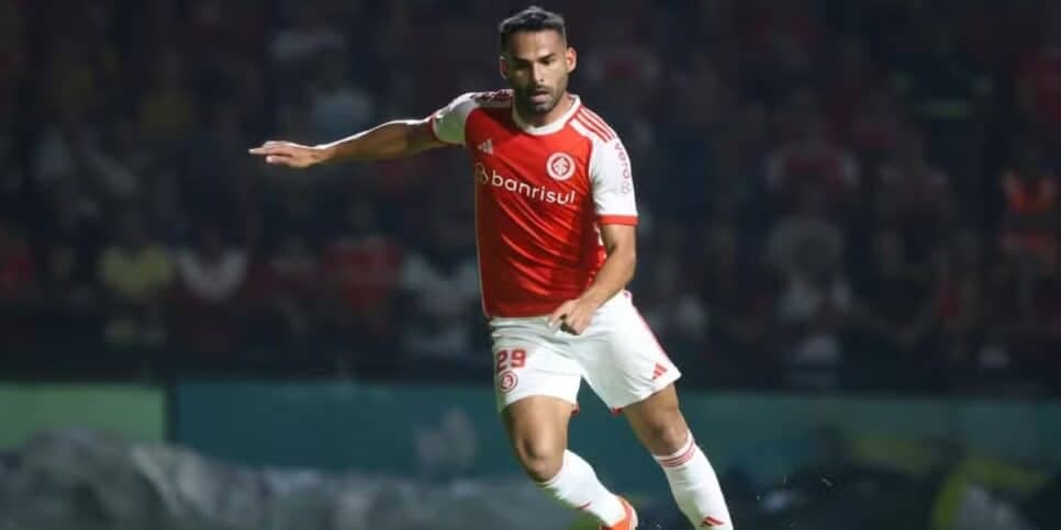 O craque de futebol deve assinar com o Santos (Reprodução: Internacional/Divulgação)