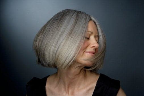Shampoo promete salvar o cabelo grisalho das 50+ sem precisar de tinta