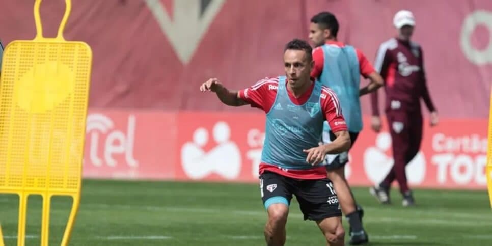 Rafinha deve fazer seus últimos meses como jogador de futebol profissional no São Paulo (Reprodução: Rubens Chiri) Rafinha deve fazer seus últimos meses como jogador de futebol profissional no São Paulo (Reprodução: Rubens Chiri)