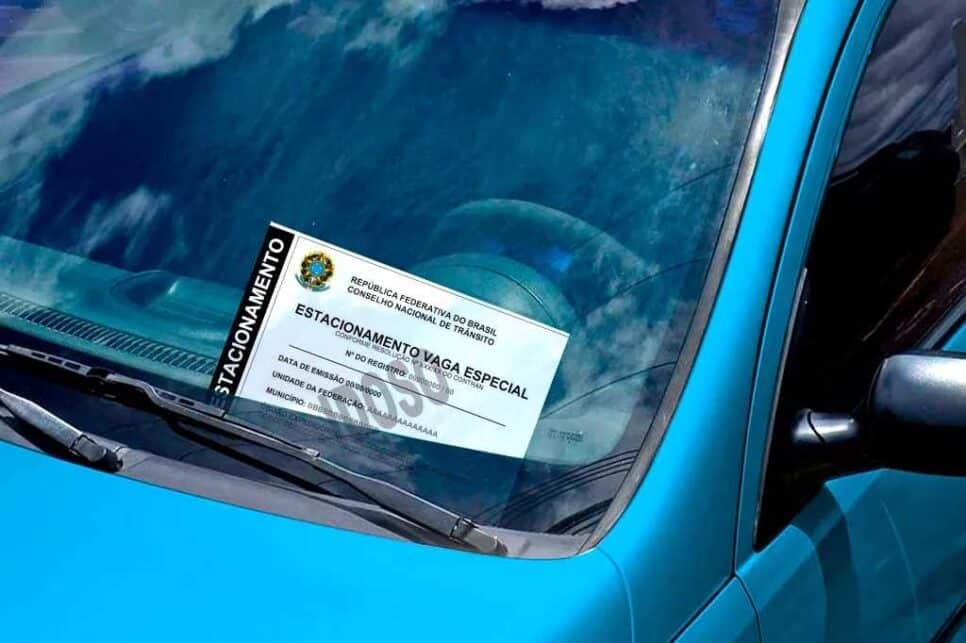 Credencial de estacionamento exclusivo e impressa para idosos (Foto: Reprodução/ Internet)