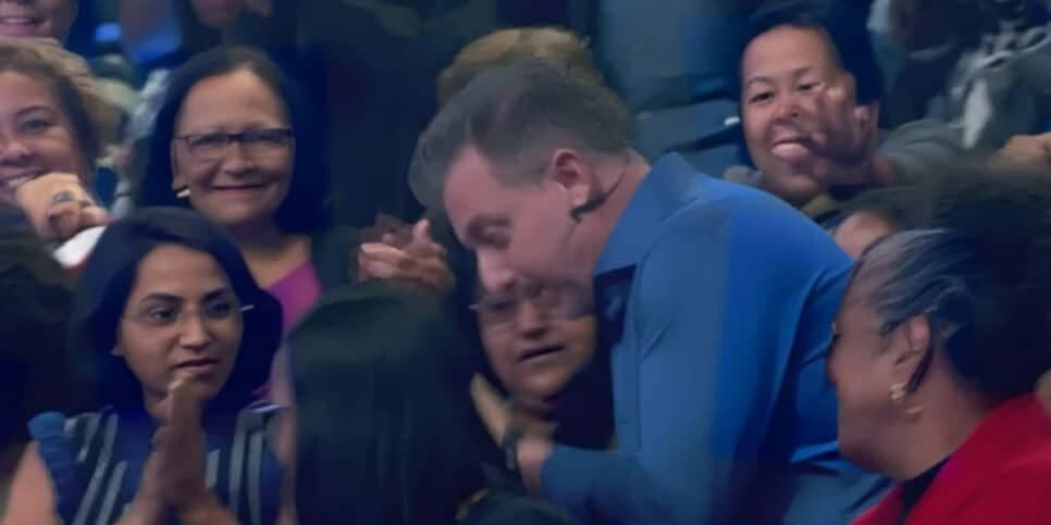 O apresentador da Globo foi puxado por uma mulher na plateia (Foto: Reprodução/Globoplay) O apresentador da Globo foi puxado por uma mulher na plateia (Foto: Reprodução/Globoplay)
