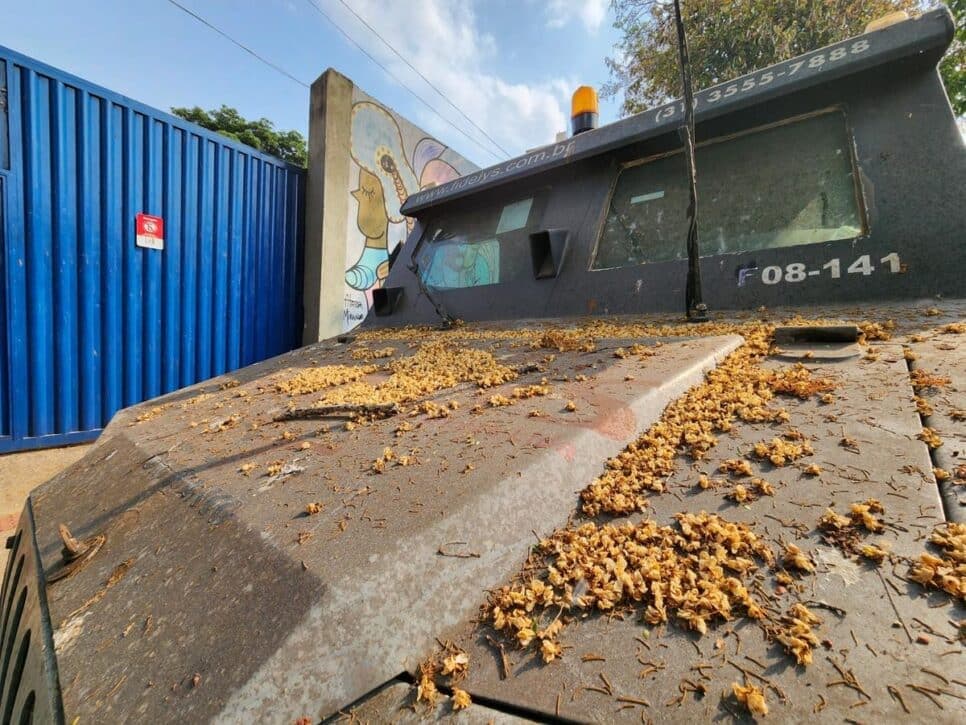 Carros fortes da Fidelys estão abandonados e causando transtornos para moradores de BH (Foto Reprodução/Montagem/Maurício Vieira)