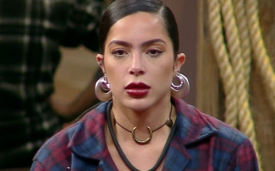 Luana durante votação ao vivo de A Fazenda 16 (Foto: Reprodução / Record)