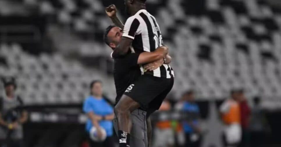 Craque de R$ 7M dando adeus junto com Bastos: Artur Jorge fica em prantos com saída de 2 craques do Botafogo