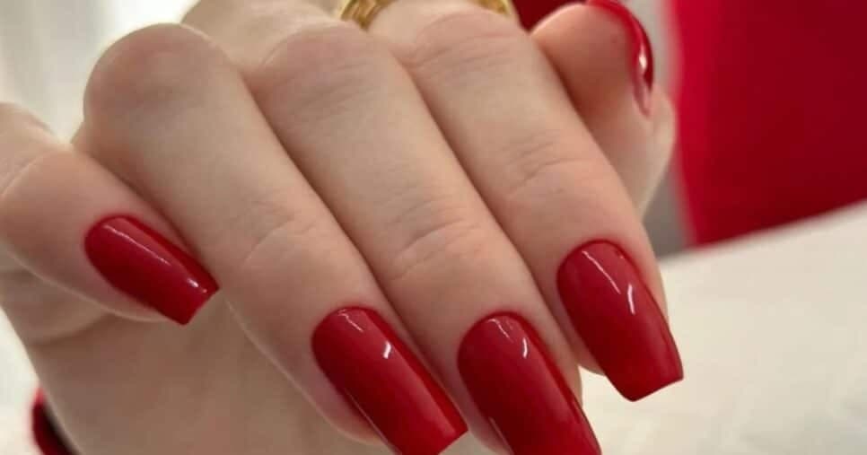 Rugas desaparecem: 5 cores de esmaltes deixam idosas 60+ com mãos lisinhas automaticamente