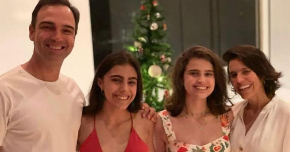 Tadeu Schmidt ao lado das filhas Valentina e Laura, e da mulher, Ana Cristina (Foto: Reprodução)g