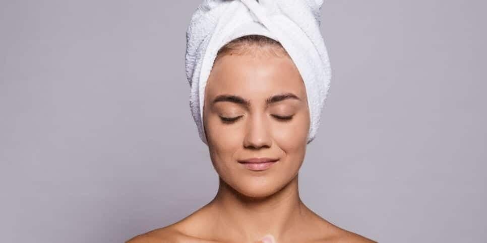 Você usa errado: Como evitar que a toalha aumente o frizz, ressecamento e quebra nos fios