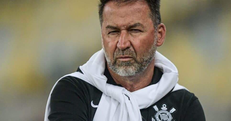 Augusto Melo sofre 2 rasteiras e tem demissão exigida no Corinthians (Reprodução/Thiago Ribeiro/AGIF) futebol Augusto Melo sofre 2 rasteiras e tem demissão exigida no Corinthians (Reprodução/Thiago Ribeiro/AGIF) futebol