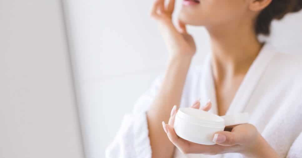 Pele de porcelana: 5 produtos de farmácia eliminam manchas, olheiras e rugas por menos de R$ 40