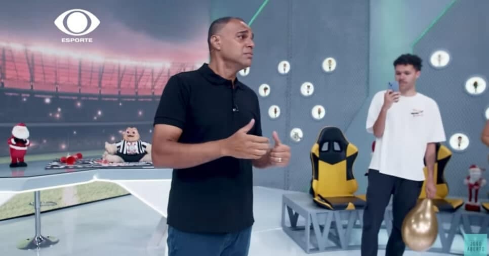 O famoso apresentador se despede do Jogo Aberto, da Band, e assina com a Globo (Foto: Reprodução/Youtube) O famoso apresentador se despede do Jogo Aberto, da Band, e assina com a Globo (Foto: Reprodução/Youtube)