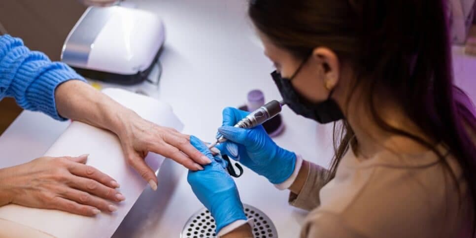 Mulher fazendo a unha na manicure (Foto: Divulgação) Mulher fazendo a unha na manicure (Foto: Divulgação)