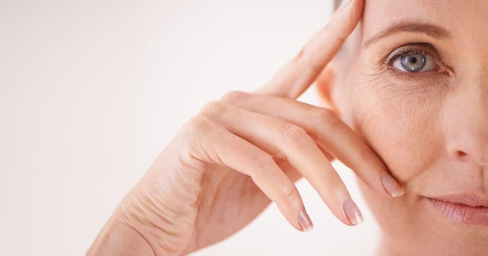 Eterno rostinho de 20: Harmonização facial caseira reduz rugas e linhas de expressão