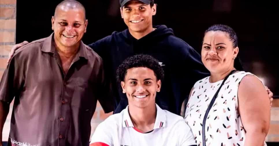 Lateral-direito do Sub-17 assina primeiro contrato profissional com o São Paulo (Foto: Reprodução / Instagram)