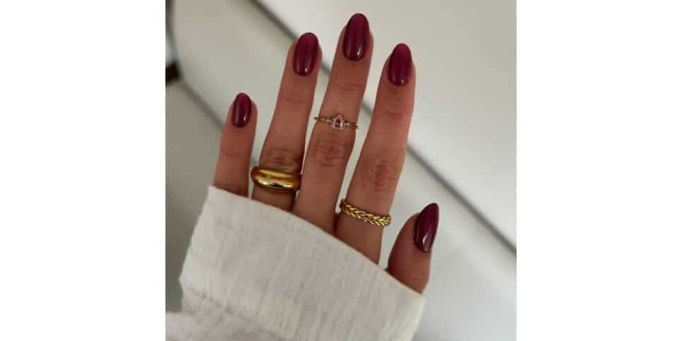 Esmalte vermelho cereja (Foto: Reprodução / @allnailss._) Esmalte vermelho cereja (Foto: Reprodução / @allnailss._)