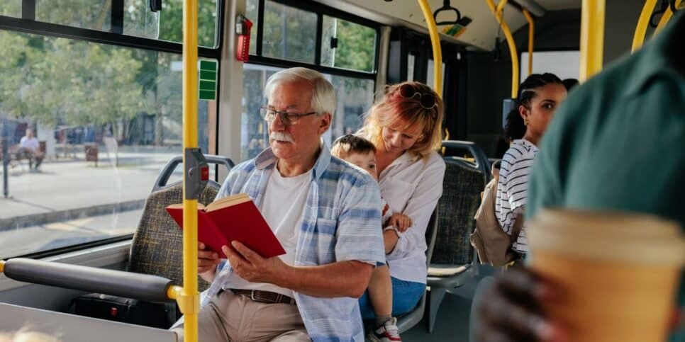 Idoso em ônibus (Foto: Canva)